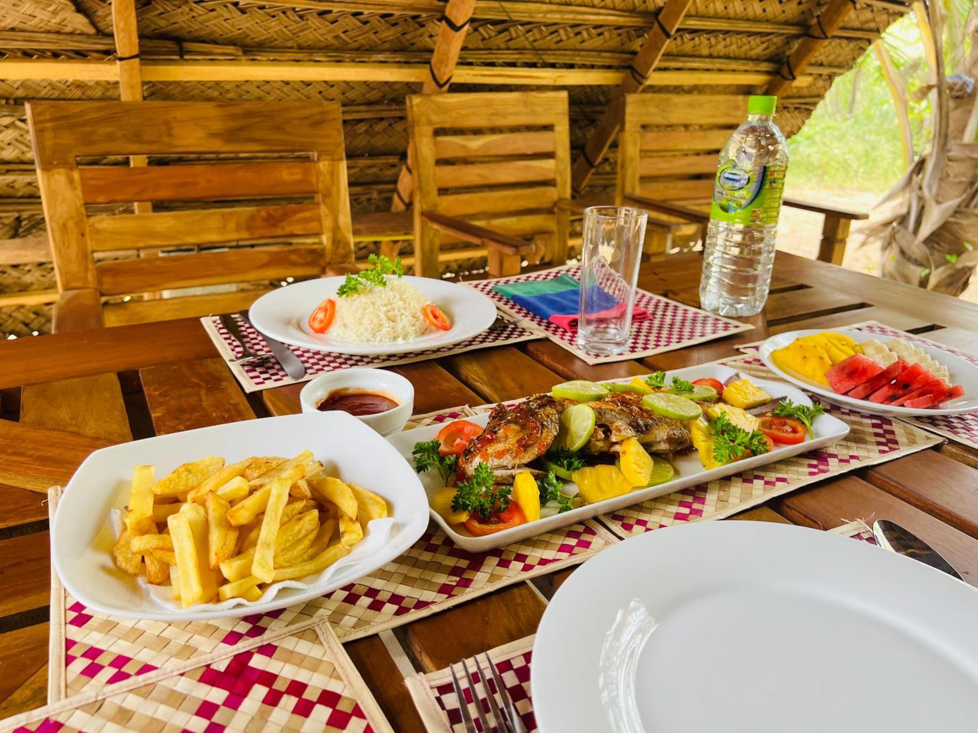 Kingfisher Beach Resort-Yala Kirinda  Esterno foto