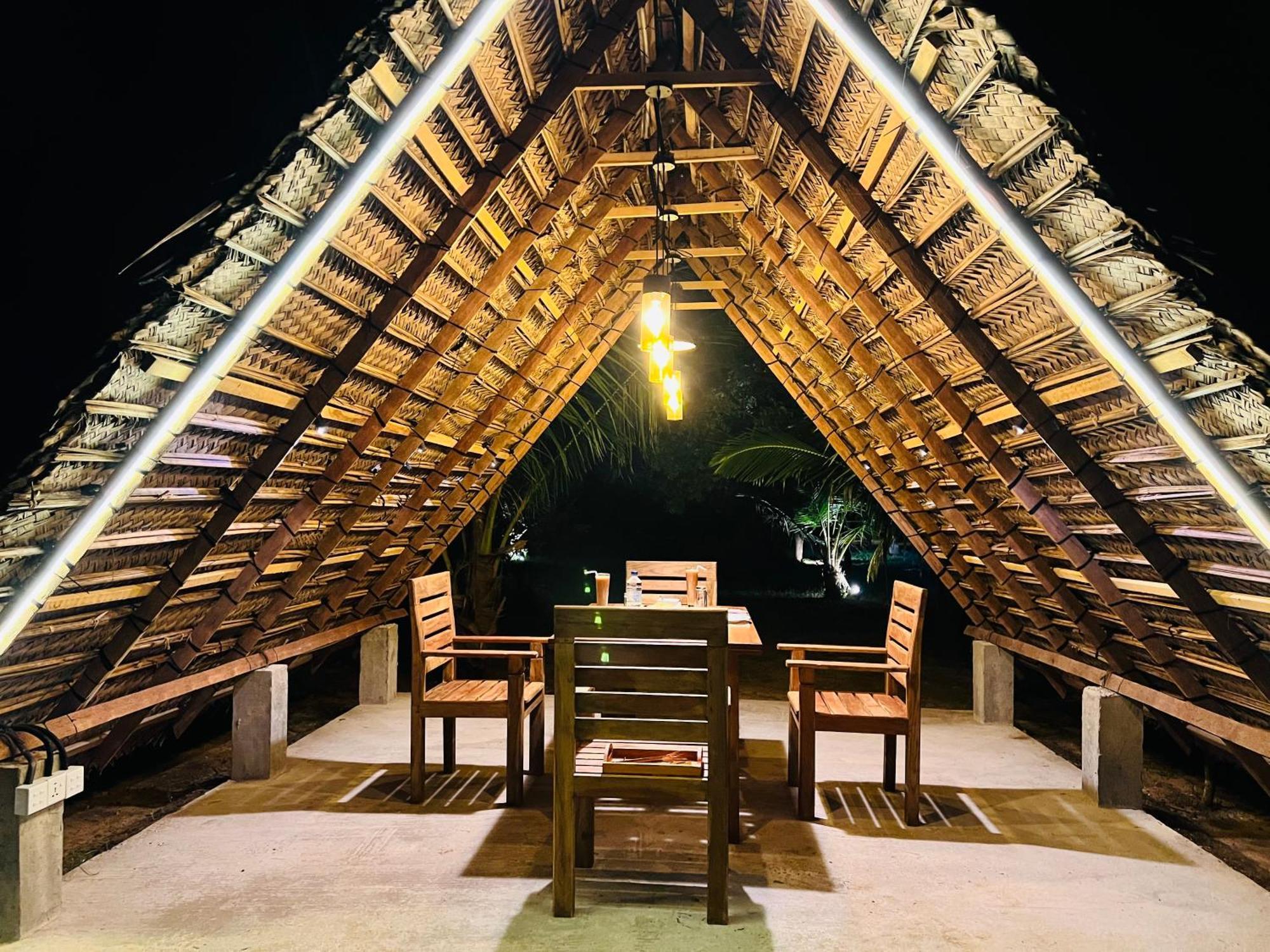 Kingfisher Beach Resort-Yala Kirinda  Esterno foto