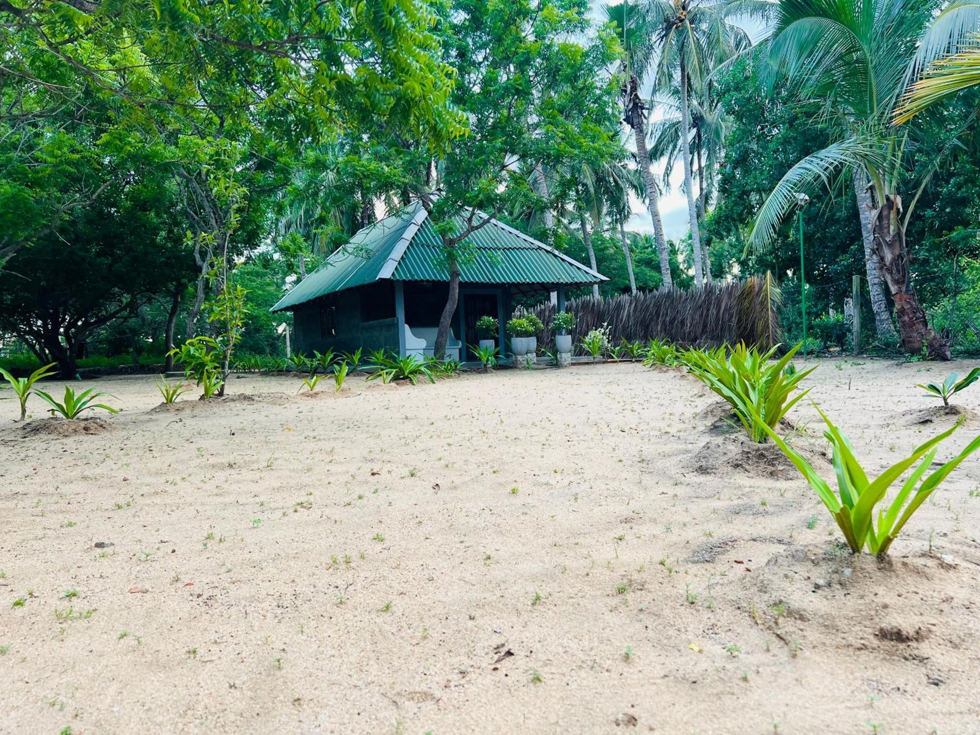 Kingfisher Beach Resort-Yala Kirinda  Esterno foto
